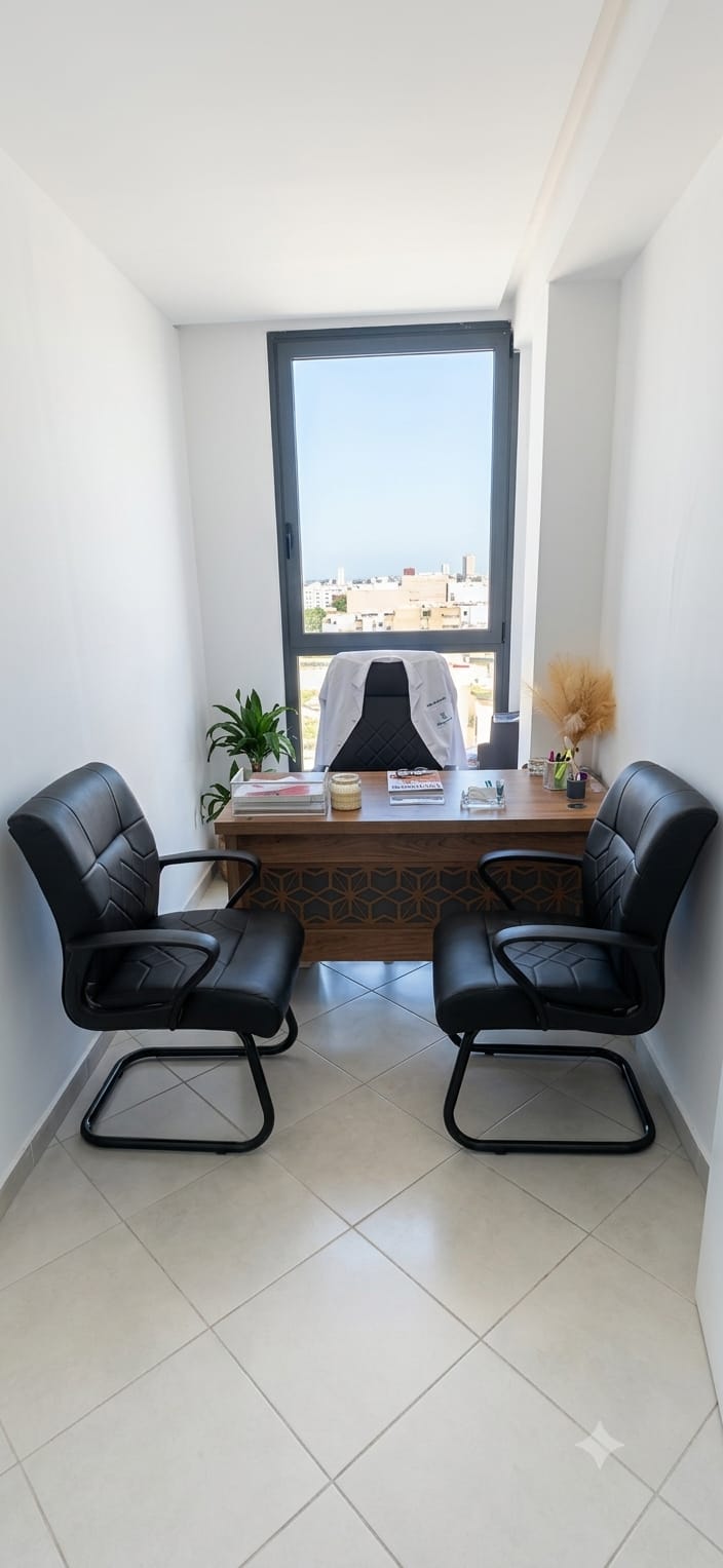Bureau de consultation lumineux pour l'évaluation et le suivi des patients chez Kiné Expert by Ouissal Khaber