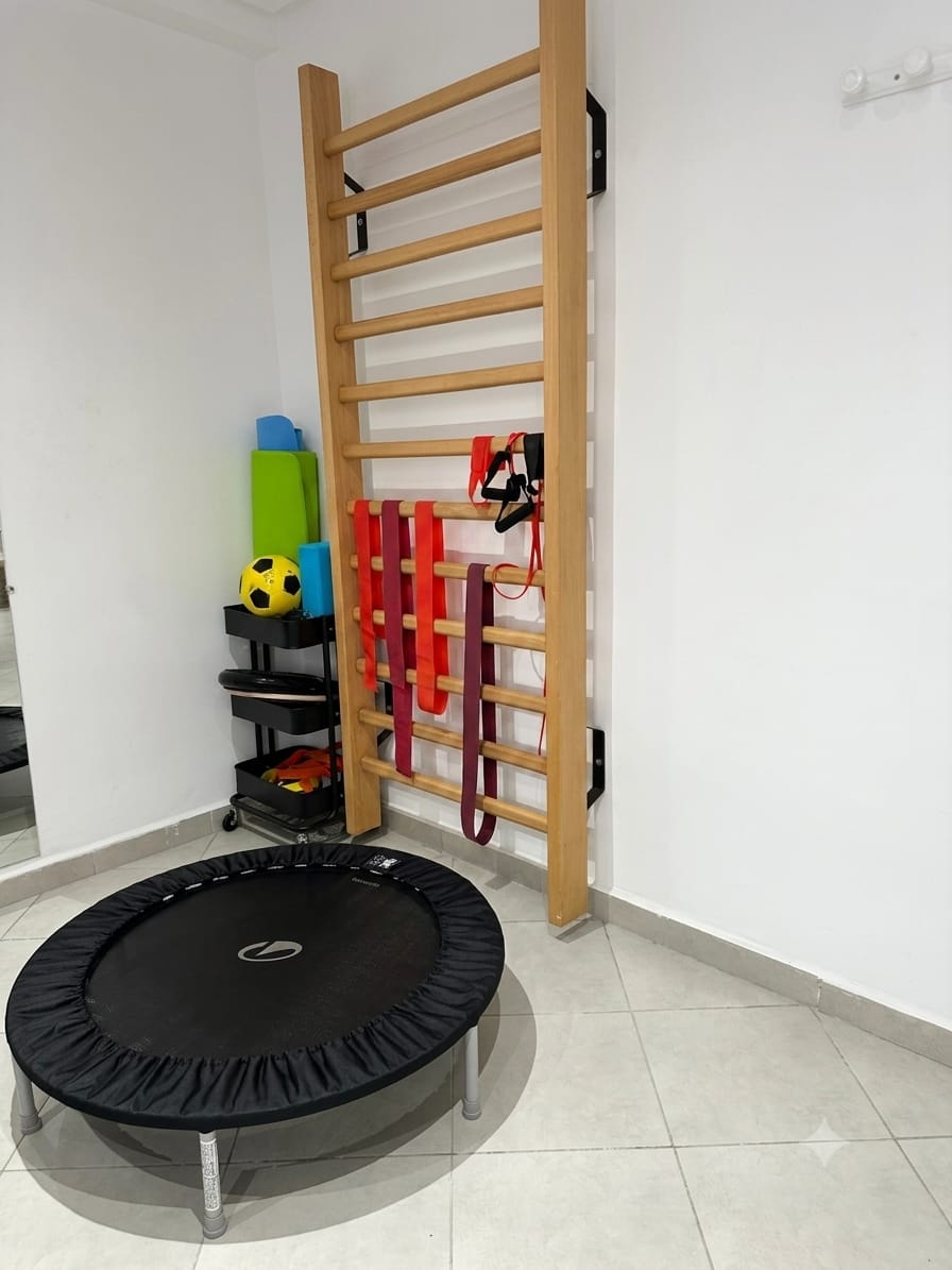 Espace de rééducation fonctionnelle avec espalier, trampoline thérapeutique et matériel de renforcement chez Kiné Expert